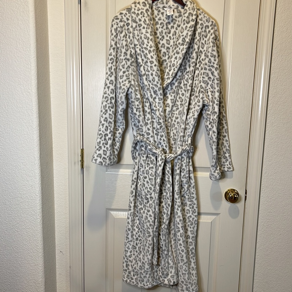 ‼️NWOT SLEEP CHIC GRAY & WHITE SNOW LEOPARD ROBE SZ XXL ⛄️